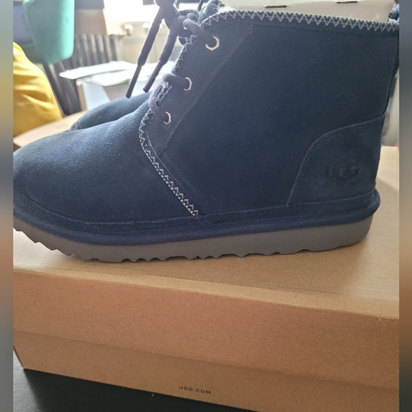 Ugg Neumell ll Tasman Big Kid Size 6. I'm the color Navy blue. Great Condition. - Picture 3 of 8